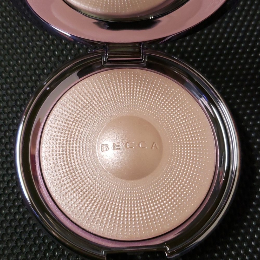 Becca Pearl Glow powder highlighter limited edition
